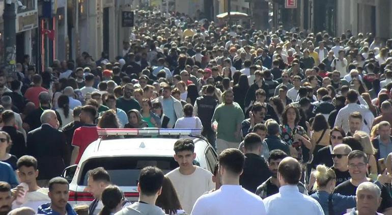 İstanbul'da insan seli! 'İğne atsan yere düşmez'