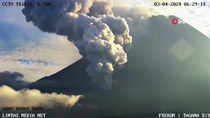 Görüntüler Endonezya’dan: Merapi Yanardağı’nda patlama!