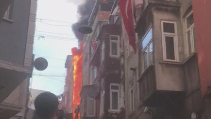 Son dakika: İstanbul’da bitişik iki binada yangın