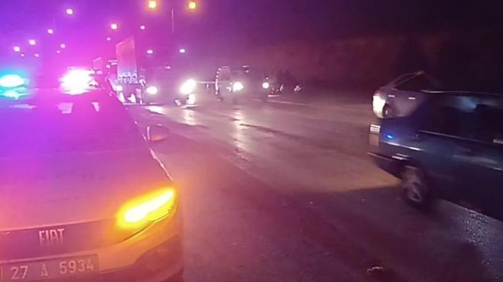 2 TIR yolu makasladı, bölgeye gelen polis aracına başka bir TIR çarptı