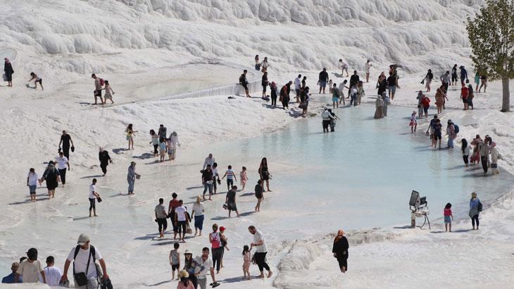 Pamukkale’de bayram yoğunluğu! Uzun kuyruklar oluştu