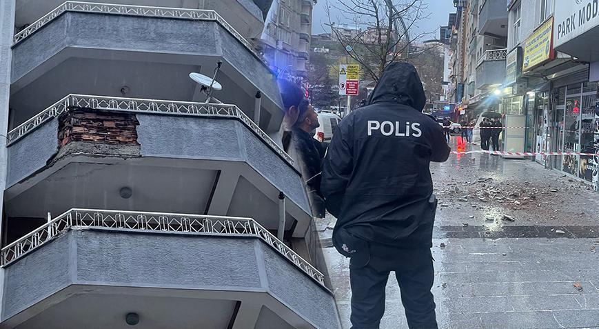 Feci olay! 7 katlı binadan başına beton parçası düştü