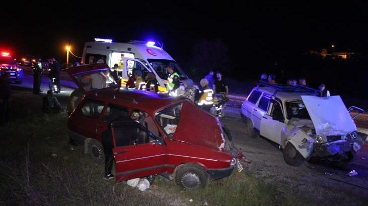 İki otomobil kafa kafaya çarpıştı: 8 yaralı
