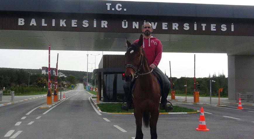 Balıkesir’in atlı profesörü olarak nam saldı! İşte sebebi…