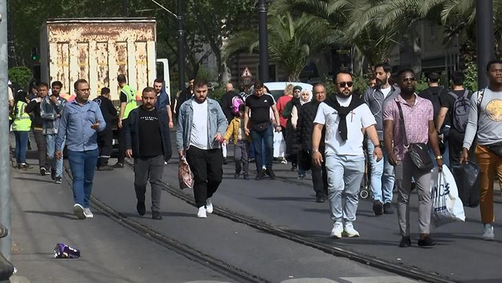 İstanbul’da tramvay arızası: Yolcular raylarda yürüdü