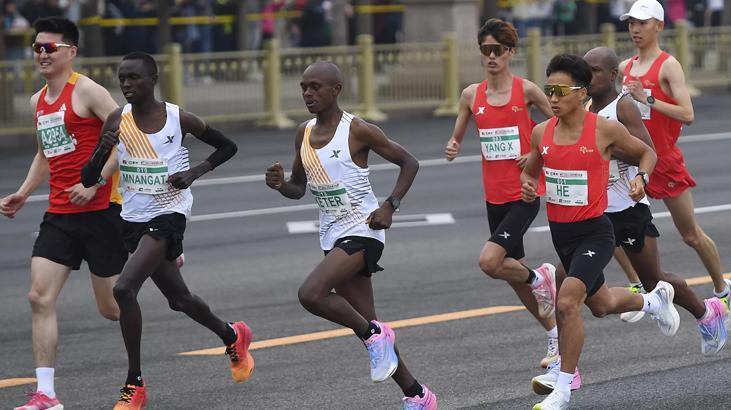 Pekin Maratonu: Afrikalı koşucular Çinli rakibin yarışı kazanmasına izin verdi; soruşturma açıldı
