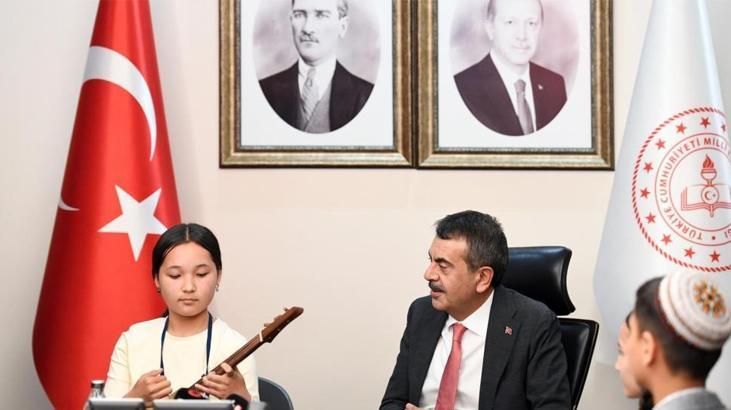 Bakan Tekin, Türki Cumhuriyetler’den gelen çocukları kabul etti