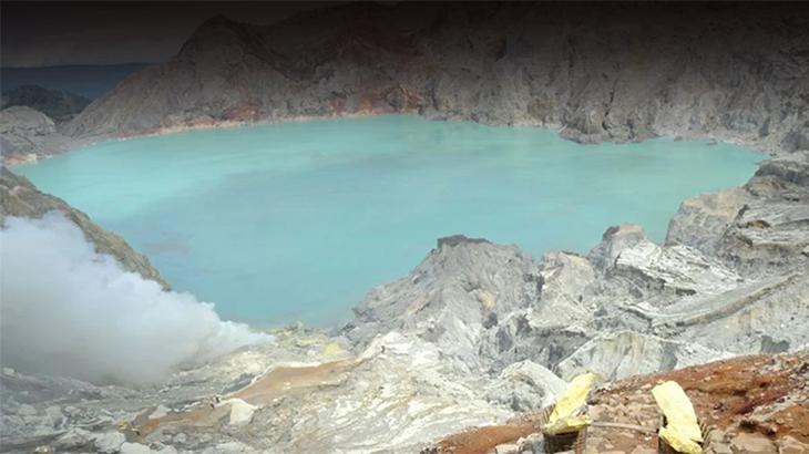 Fotoğraf çektirmek isterken yanardağa düştü! 75 metreden aşağı savruldu