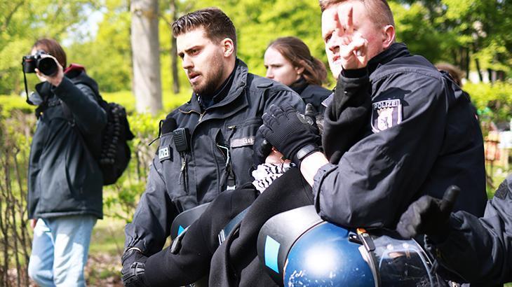 Gazze’ye destek gösterileri: Alman polisinden, Meclis önündeki eylemcilere sert müdahale