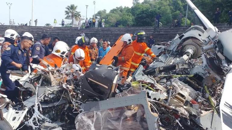 Son dakika... Malezya'da donanma helikopterleri havada çarpıştı! En az 10 ölü