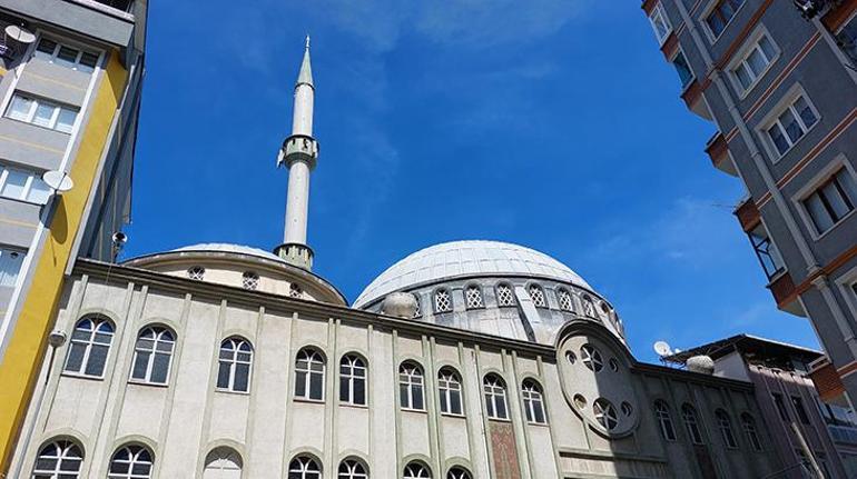 Başörtü takıp camide namaz kılan kadınları taciz etti!