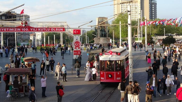 İstiklal Caddesi'nde yeni tramvaylar test sürüşüne başladı! Beğenen de var beğenmeyen de