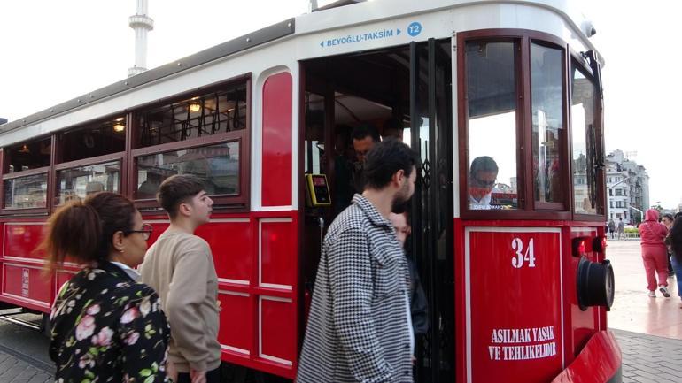 İstiklal Caddesi'nde yeni tramvaylar test sürüşüne başladı! Beğenen de var beğenmeyen de