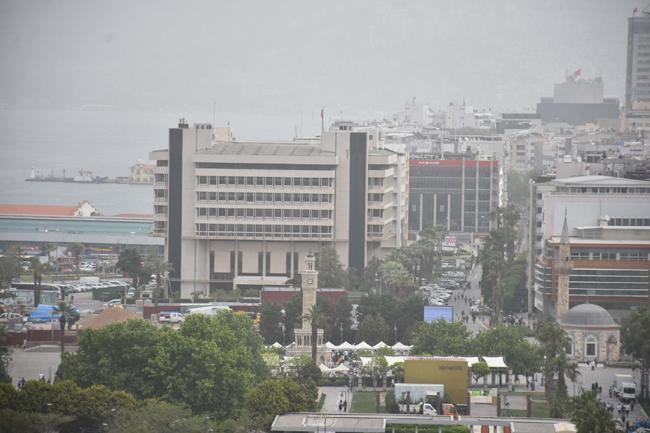 İzmir'de gökyüzünü kapladı! Profesör açıklık getirdi: Ürperilecek şeyler değil