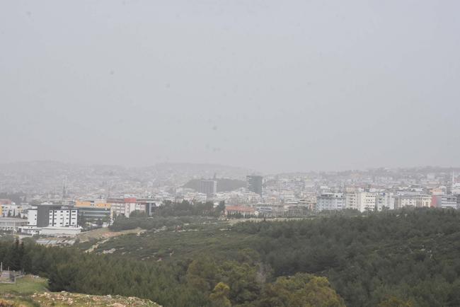 İzmir'de gökyüzünü kapladı! Profesör açıklık getirdi: Ürperilecek şeyler değil