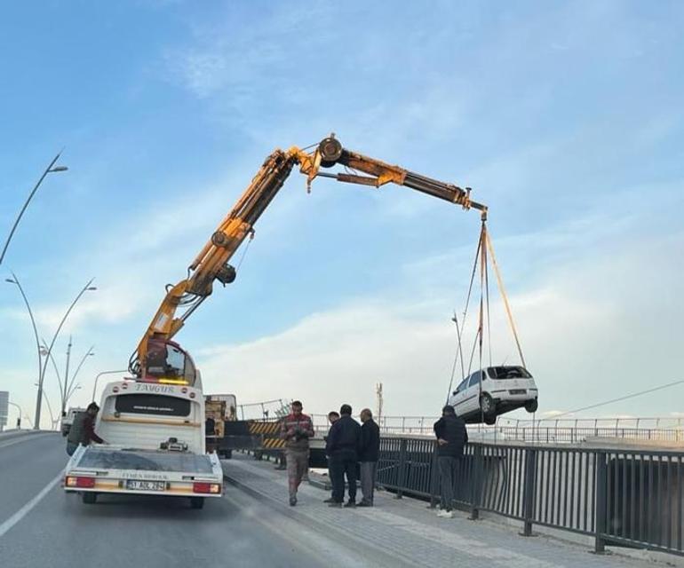 Otomobil bariyerleri kırıp tren yolunun kenarına düştü