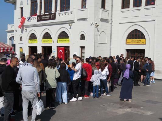 Kadıköy iskelesine akın ettiler! Sıranın ucu bucağı yok