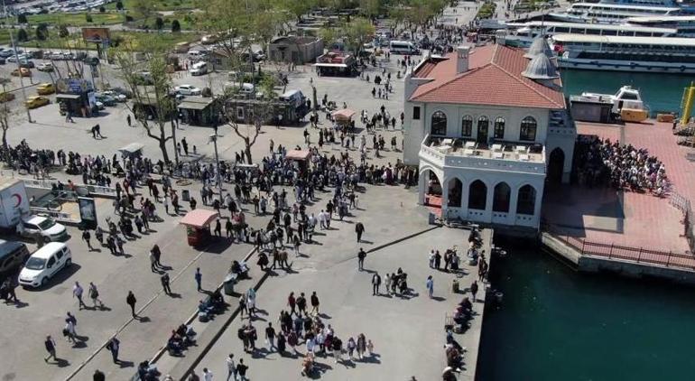 Kadıköy iskelesine akın ettiler! Sıranın ucu bucağı yok