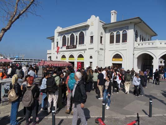 Kadıköy iskelesine akın ettiler! Sıranın ucu bucağı yok