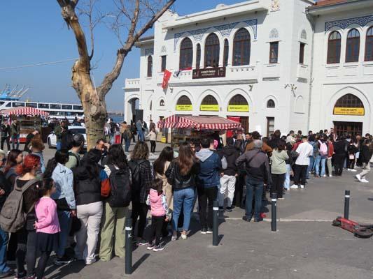 Kadıköy iskelesine akın ettiler! Sıranın ucu bucağı yok