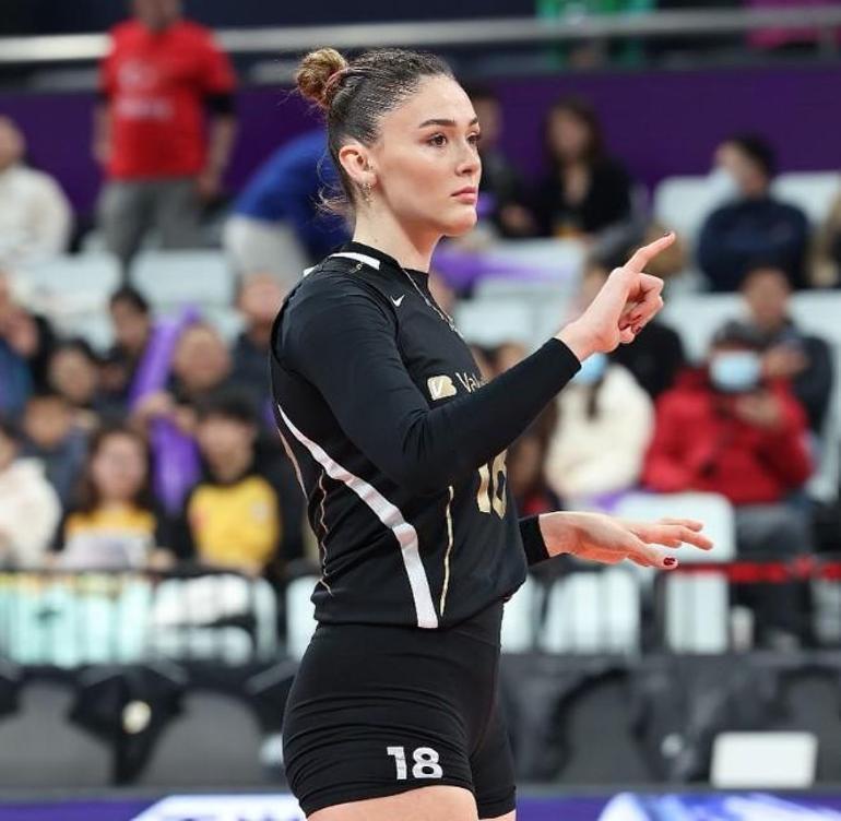 Sinem Kobal ve Zehra Güneş birlikte poz verdi! Milli voleybolcunun tarzı dikkat çekti