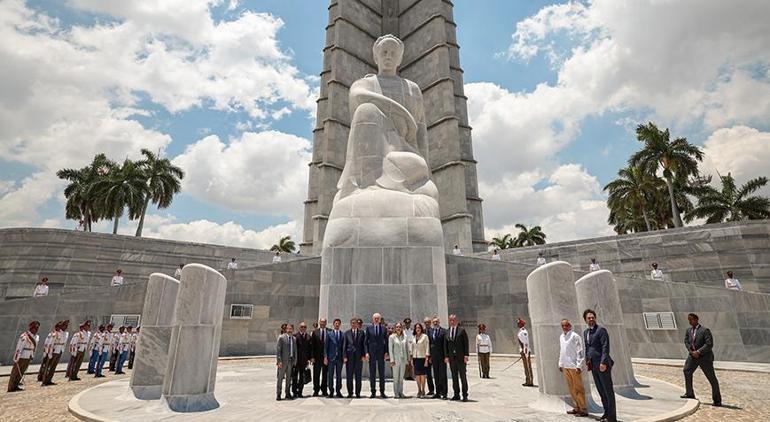 Meclis Başkanı Kurtulmuş Jose Marti’nin anıtını ziyaret etti