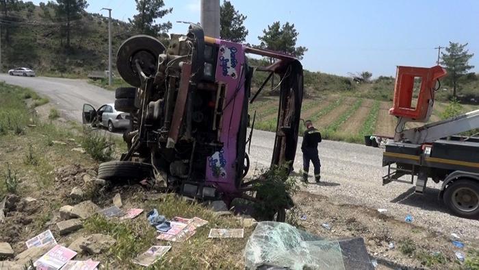 Turistleri taşıyan safari araçları çarpıştı: 16 yaralı