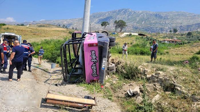 Turistleri taşıyan safari araçları çarpıştı: 16 yaralı