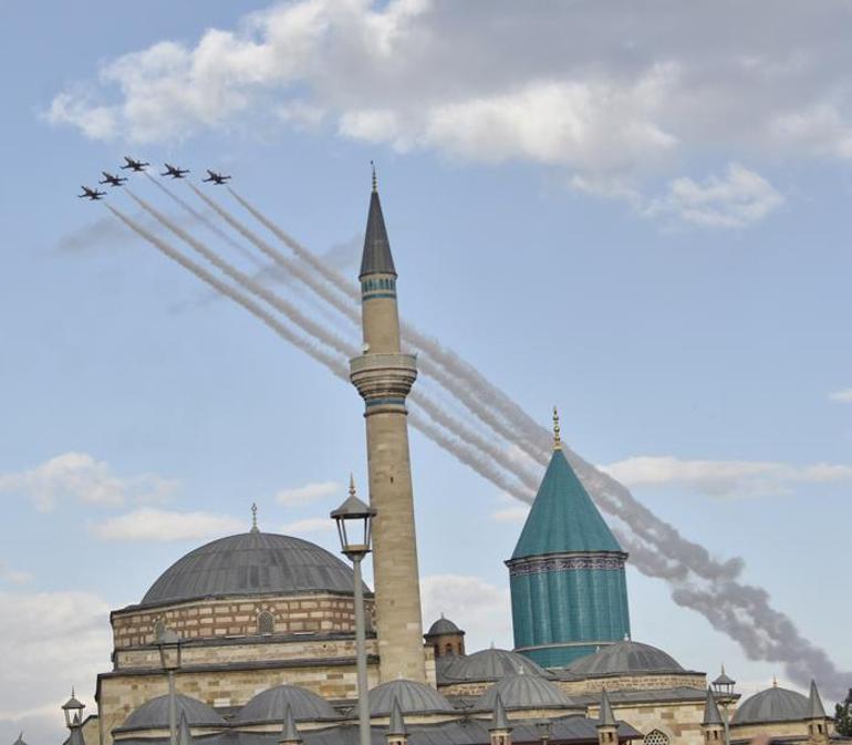 Solo Türk ve Türk Yıldızları'nden nefes kesen gösteri! Mevlana'nın Konya'ya göçü kutlandı