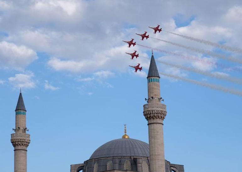 Solo Türk ve Türk Yıldızları'nden nefes kesen gösteri! Mevlana'nın Konya'ya göçü kutlandı