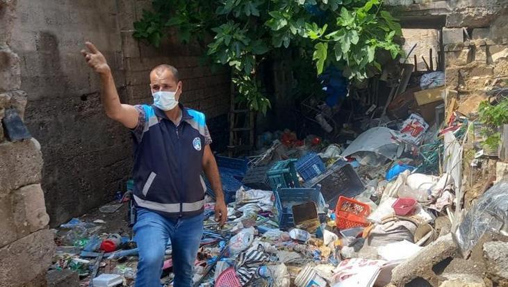 Kötü kokular harekete geçirdi! Evden 3 kamyon çöp çıktı