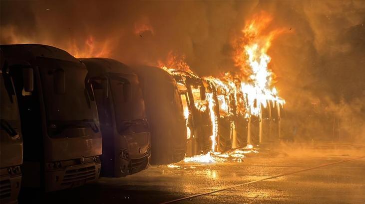 15 midibüs cayır cayır yandı! Sadece iskeletleri kaldı