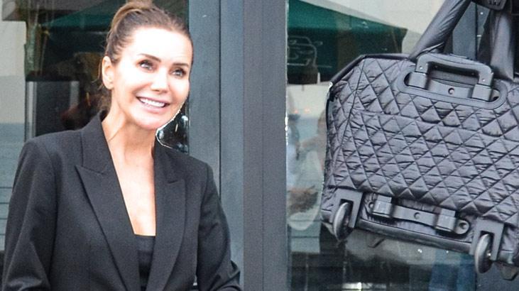 Ece Erken’in bavulu elinde