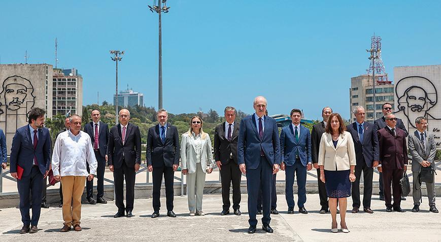Meclis Başkanı Kurtulmuş Jose Marti’nin anıtını ziyaret etti