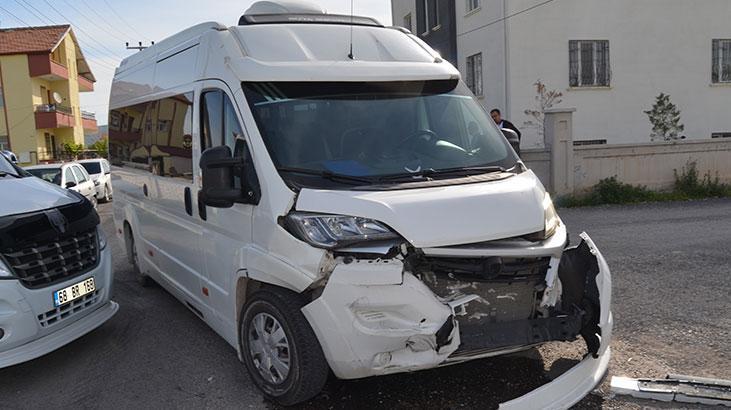İşçi servis minibüsüyle otomobil çarpıştı! Yaralılar var