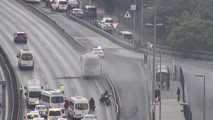 15 Temmuz Şehitler Köprüsü girişinde yangın! Trafik yoğunluğu oluştu