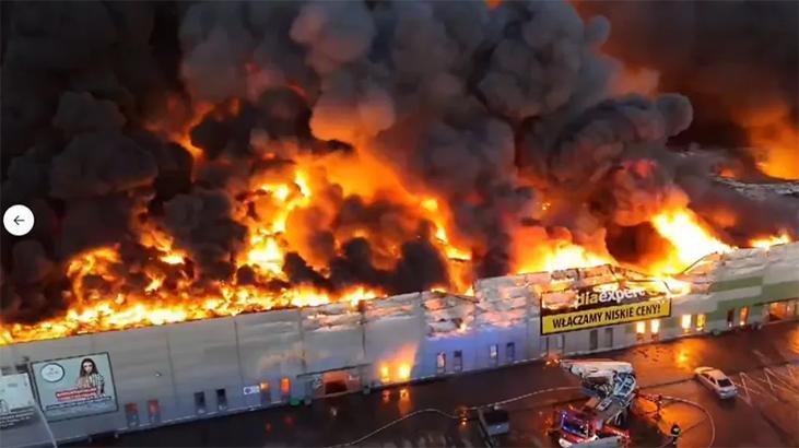 Polonya’nın başkenti Varşova’da gizemli AVM yangını