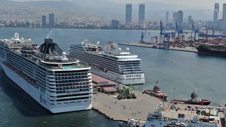 İzmir’e 2 kruvaziyer gemisi geldi