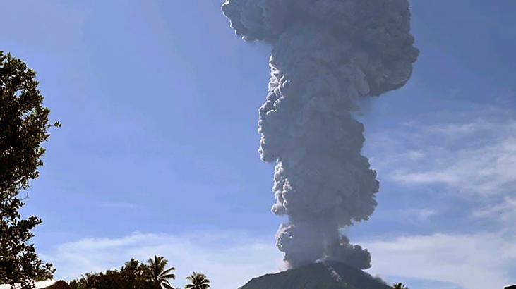 İbu Yanardağı patladı