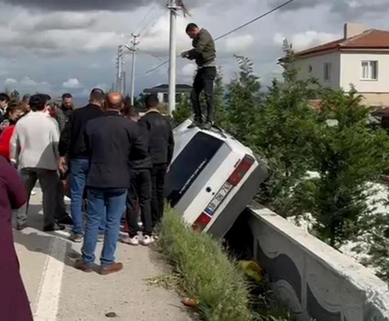 Kaza sonrası ilginç anlar! Arabanın üzerine çıktı, hem yaralıları izledi hem sağlık ekiplerini aradı