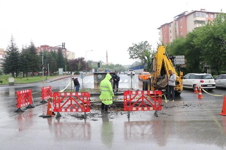 Ankara'da sel: Su seviyesi 1 metreyi aştı, araçlar, ev ve iş yerleri hasar gördü