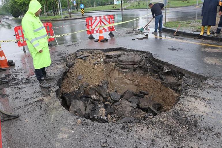 Ankara'da sel: Su seviyesi 1 metreyi aştı, araçlar, ev ve iş yerleri hasar gördü