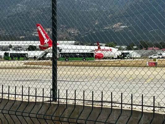 Son dakika...Alanya'da içinde 190 kişi bulunan uçağın inişte ön tekeri patladı!