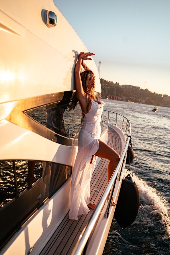 İstanbul’da Yat Kiralama Aden Yatçılık ile Yatta Evlenme Teklifi Büyüleyici Bir Atmosferde Gerçekleşiyor