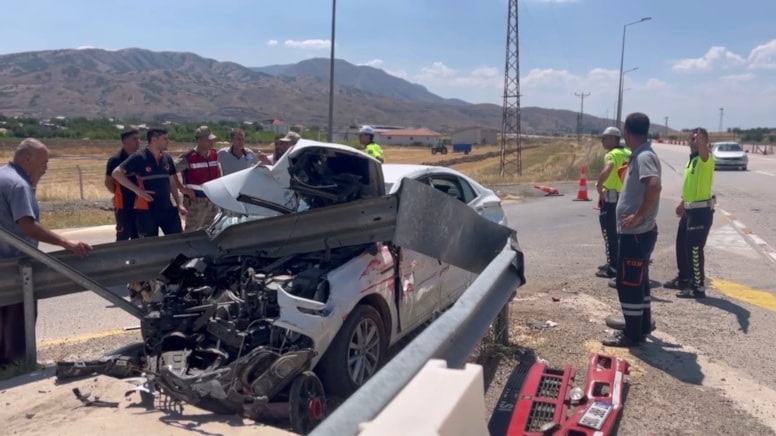 Elazığ’da Taziye Yolculuğunda Kaza: Otomobil Kamyonla Çarpıştı, 4 Kişi Yaralandı