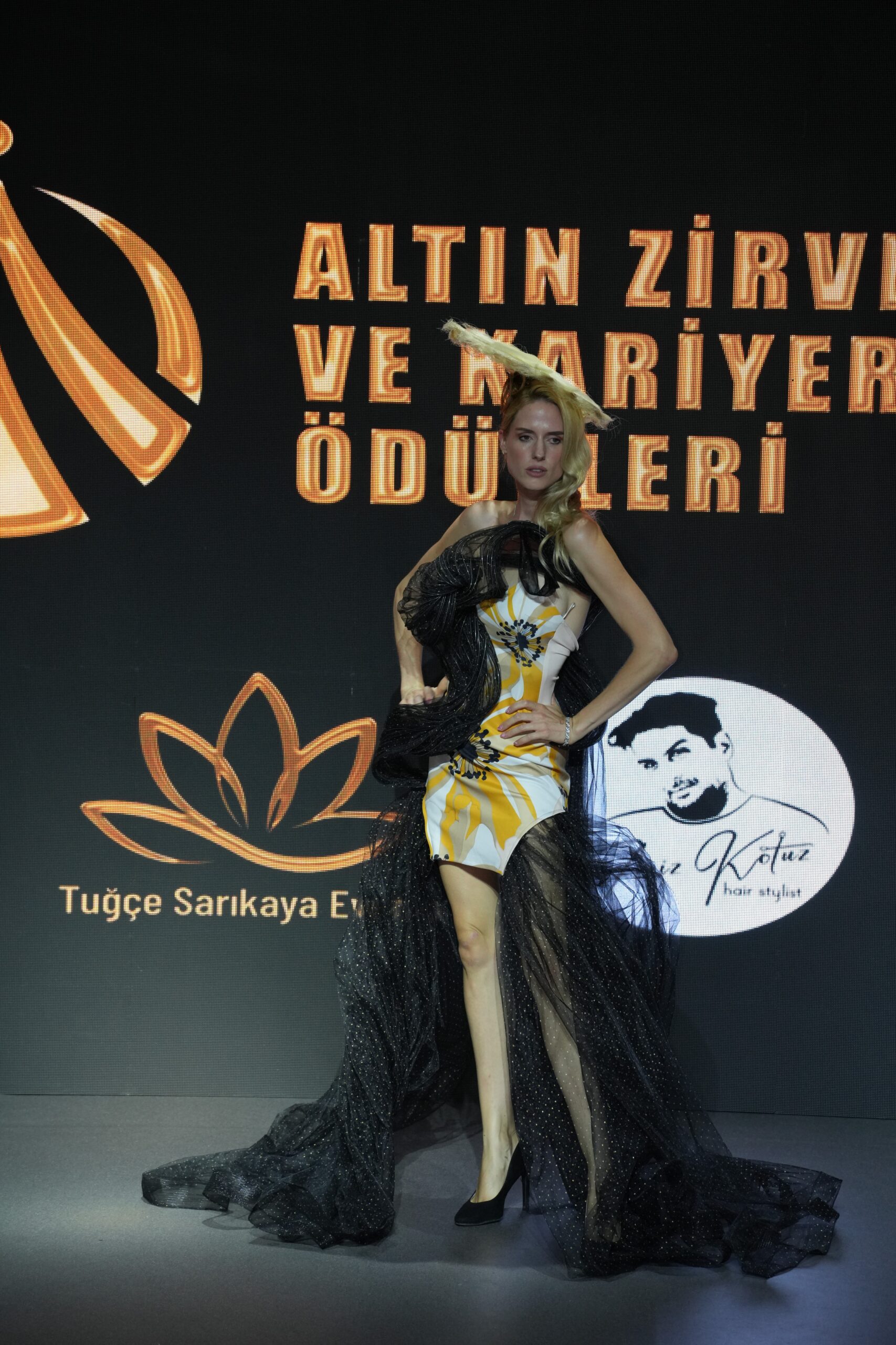 Aziz Kotuz’un Podyumda Sergilediği Saç Modelleri, Altın Zirve’de Beğeni Topladı