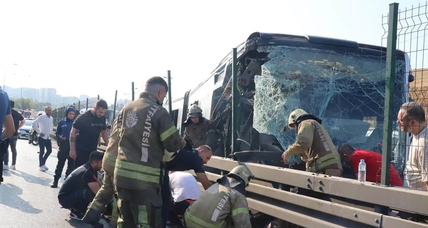 İstanbul Küçükçekmece’de Metrobüs Kazası: 10 Yaralı, 5’i Ağır