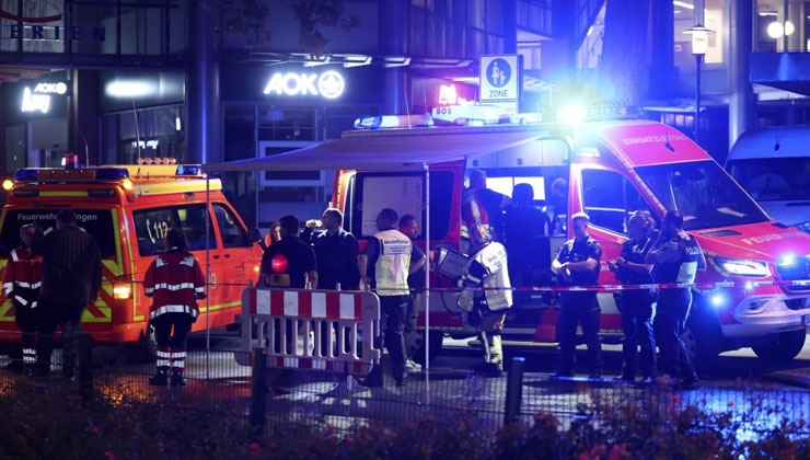 Almanya’da Gerçekleşen Bıçaklı Saldırıda Üç Kişi Öldü, Zanlı Aranıyor