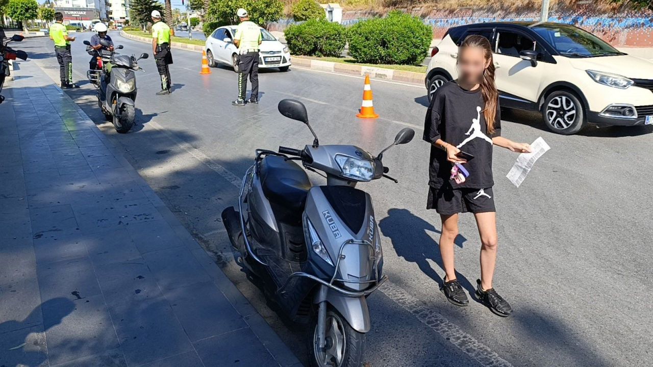 Manavgat’ta Motosiklet Denetiminde “Ehliyetimi Yeni Aldım” Diyen Genç Kız Cezadan Kurtulamadı