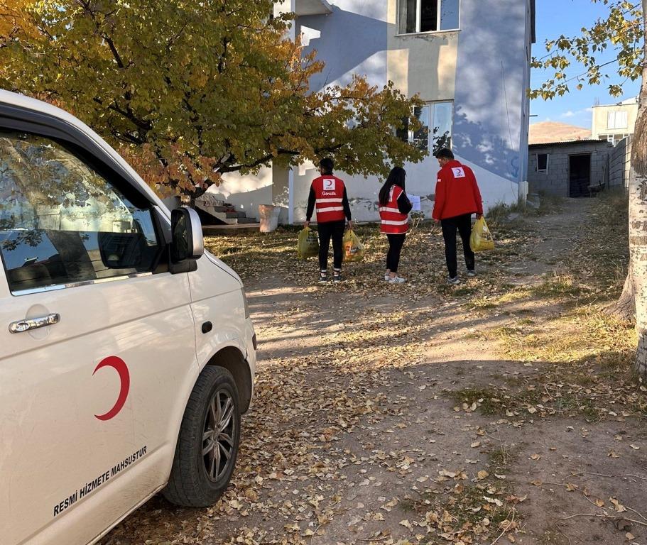 Adilcevaz’ın Yüzünü Güldüren Yardım Çağlar Toğal’dan